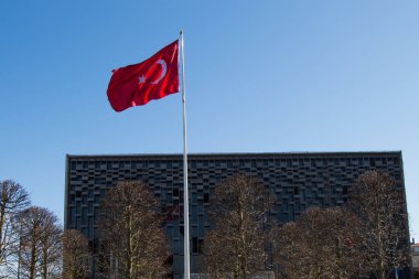 Türk ulusal bayrağı direğe asılı 