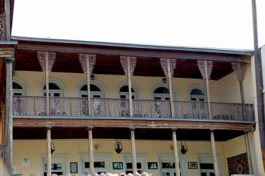 Balkon bir geleneksel Gürcü Tiflis ahşap evler