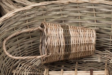 Satılık bir pazar yeri boş hasır sepetleri