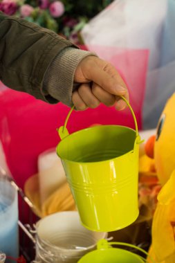 El Satılık Yeşil küçük kova tutarak