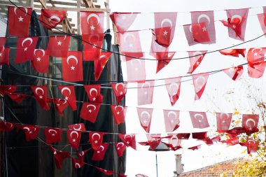 Sokakta bir ip üzerinde Türk bayrağı asmak 