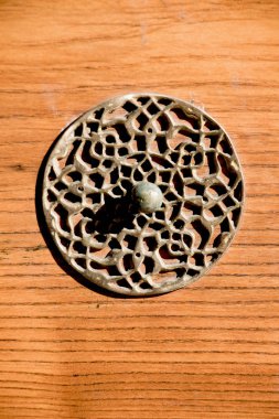 Metal üzerinde uygulanan Osmanlı sanat desen örneği 