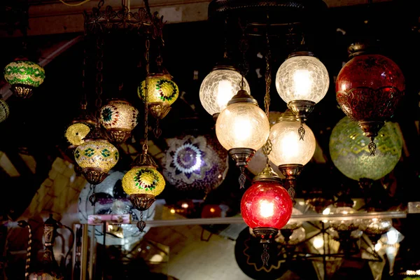Мозаичные османские лампы с Большого базара — стоковое фото