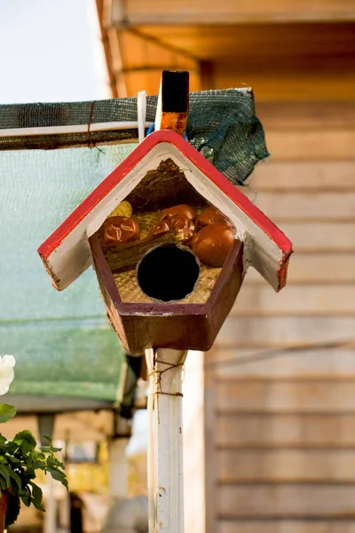 Malý holubník ze dřeva pro ptáčky — Stock fotografie