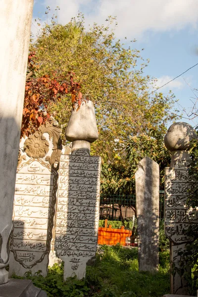 Arte em pedras do túmulo otomano no cemitério — Fotografia de Stock
