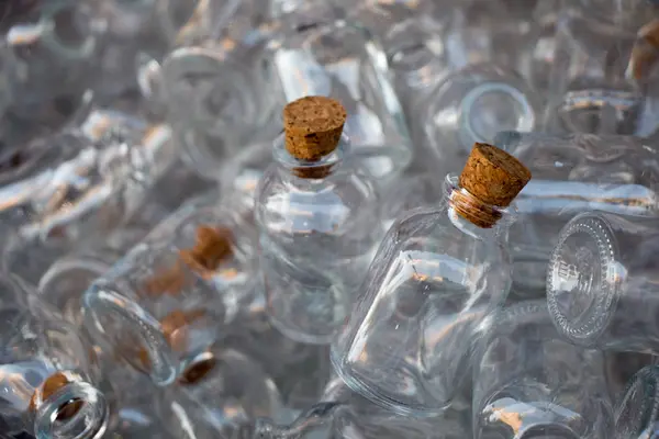 Set botol transparan kecil yang kosong dalam kotak — Stok Foto