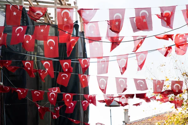 Türkische Nationalflagge hängt an einem Seil auf der Straße — Stockfoto