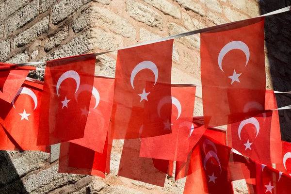 Sokakta bir ip üzerinde Türk bayrağı asmak — Stok fotoğraf