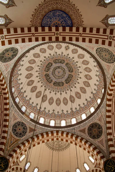 Vista interior de la cúpula en la arquitectura otomana en Turquía — Foto de Stock