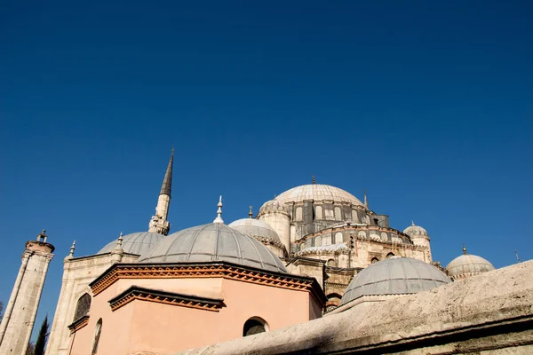Vista exterior da cúpula na arquitetura otomana na Turquia — Fotografia de Stock