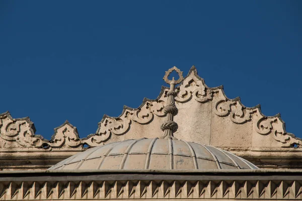 Внешний вид купола в турецкой архитектуре — стоковое фото