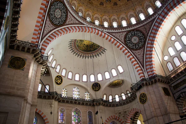 Vista interior de la cúpula en la arquitectura otomana en Turquía — Foto de Stock