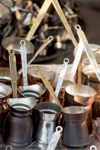 Türkische Kaffeekannen aus Metall im traditionellen Stil — Stockfoto