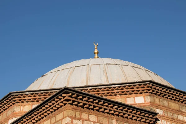 Vista exterior de la cúpula en la arquitectura otomana en Turquía — Foto de Stock