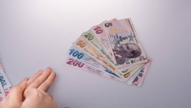 Turksh Lirası banknot elinde tutan el