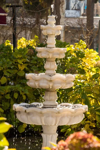 Античный питьевой фонтан в турецком стиле — стоковое фото