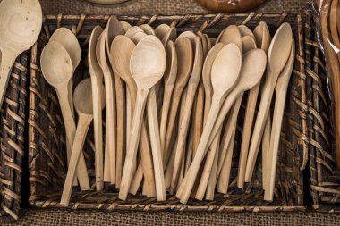 çorba kaşığı ya da ahşaptan yapılmış yemek kaşığı