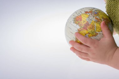 Elinde bir küre tutan çocuk 