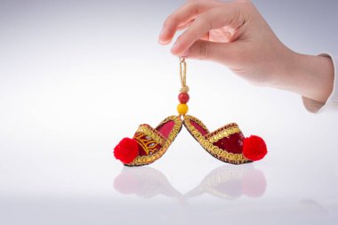 Geleneksel Türk el yapımı ayakkabı tutan el