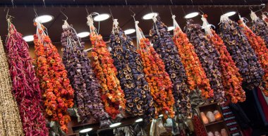 Güneşte kuru sebze demetleri