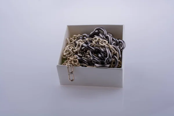 Cadena de metal color oro y plata en una caja — Foto de Stock