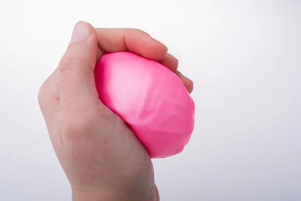 Ballon rose serrant à la main — Photo