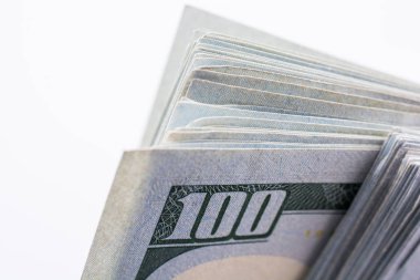  Beyaz zemin üzerine yerleştirilmiş Amerikan 100 dolarlık banknotlar
