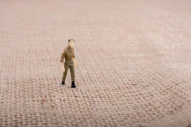 Adam heykelcik görünümünde üzerinde kahverengi bir backgorund