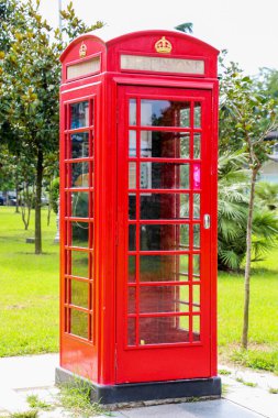 Telefon kulübesi sokakta 