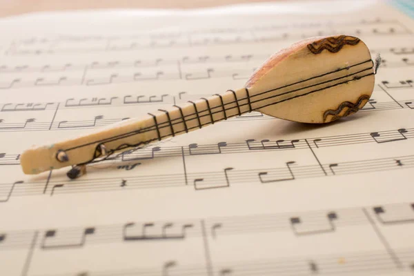 Modelo de instrumento musical turco saz sobre notas musicales —  Fotos de Stock