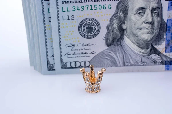 Notas de 100 dólares americanas e uma coroa — Fotografia de Stock