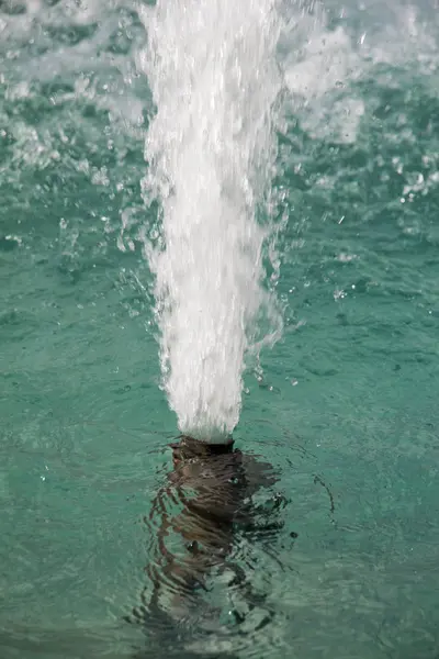 Las fuentes chorreando agua con gas en una caca —  Fotos de Stock