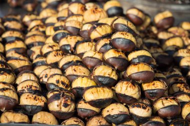 Satılık sıcak bir ateşte kavrulmuş organik kahverengi kestane