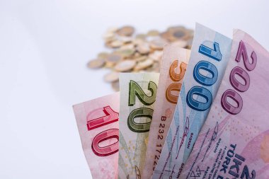 Türk Lirası sikke ve banknot beyaz arka plan üzerinde yan yana 