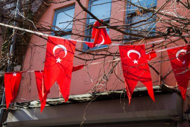 Sokağın ortasında asılı Türk bayrağı