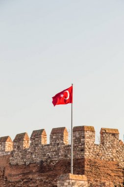 Türk ulusal bayrağı direğe asılı 