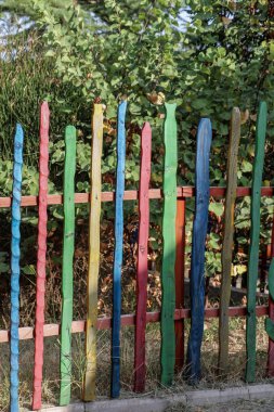 Dekoratif renkli ahşap çitin bir kısmını kapatın.