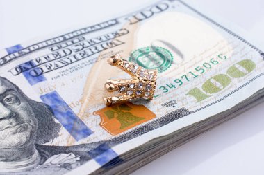  Amerikan 100 dolarlık banknot ve bir taç