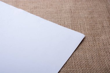  Keten bir tuval üzerine beyaz kağıt parçası