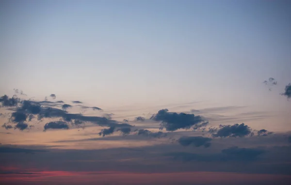 Ciel avec des nuages colorés — Photo