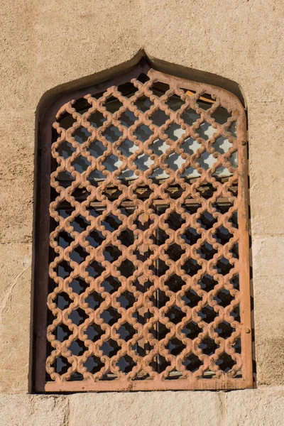 Alte Fensterarchitektur aus der osmanischen Zeit — Stockfoto