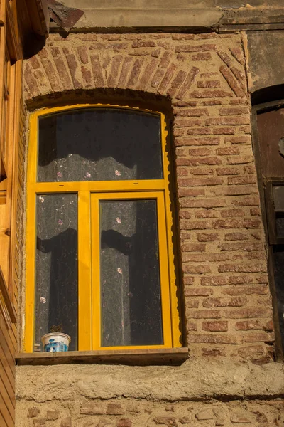 Alte Fensterarchitektur aus den Ruinen von Istanbul — Stockfoto