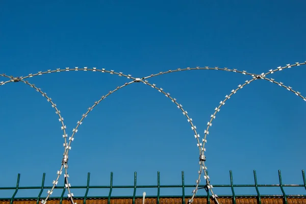 Забор из колючей проволоки для защиты земли — стоковое фото