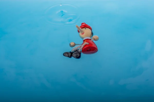Кукла Вудден Пиноккио в воде — стоковое фото