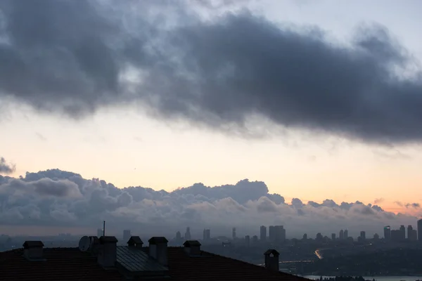 Ciemne i szare chmury na niebie: znaleziono — Zdjęcie stockowe
