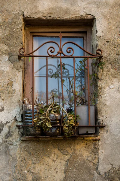 Alte Fensterarchitektur aus den Ruinen von Istanbul — Stockfoto