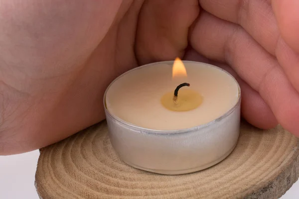 Brennende Kerze auf weißem Hintergrund — Stockfoto