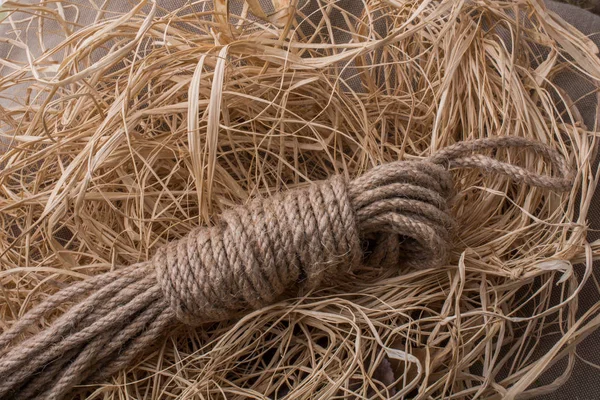 Bündel aus Leinen Seil in Stroh Hintergrund — Stockfoto