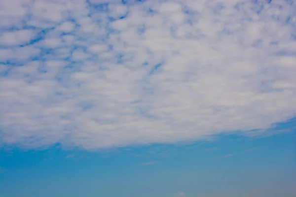 Céu azul com branco e nuvens — Fotografia de Stock