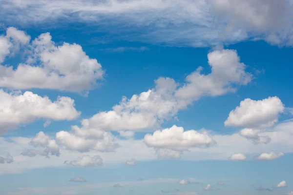 Céu azul com branco e nuvens — Fotografia de Stock
